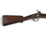 un vieux fusil avec un canon en bois sur fond blanc