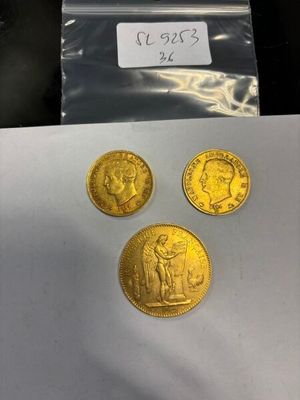 trois pièces d'or posées sur un morceau de papier