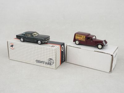deux petites voitures posées l'une à côté de l'autre sur une boîte
