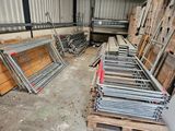 de nombreuses pièces de bois et de métal dans un entrepôt