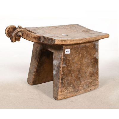 un vieux banc en bois muni d'une poignée en métal