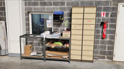 une pièce remplie de cartons et d'armoires
