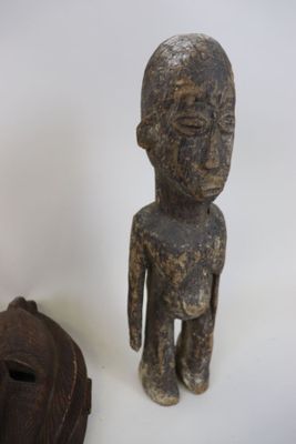 Lot de deux statuettes et un masque, dans le goût de la cult…