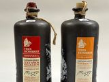 deux bouteilles d'alcool posées l'une à côté de l'autre sur une table