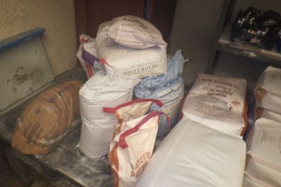 une pile de sacs posée sur une table en métal