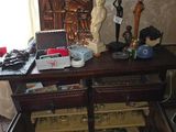 un bureau sur lequel se trouvent une lampe, un abat-jour et d'autres objets