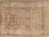 un tapis oriental à motifs floraux et franges