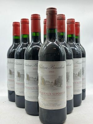 six bouteilles de vin rouge sont alignées