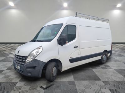 la photo d'une camionnette blanche garée dans une grande pièce