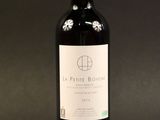 une bouteille de vin posée sur une table noire
