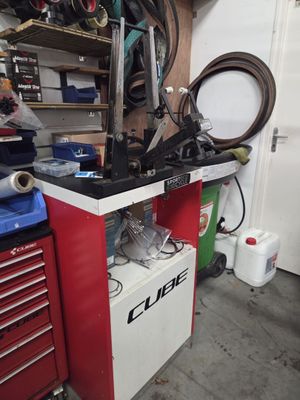 Servante sur roulettes et son lot d'outillage.
