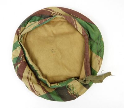 un gros plan d'un chapeau orné d'un motif camouflage