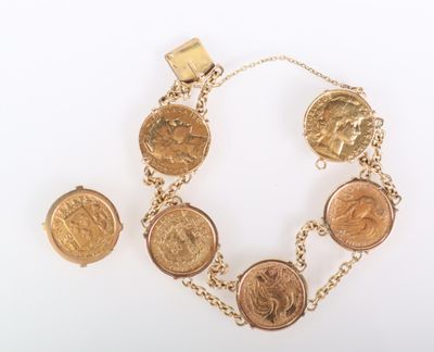 une image représentant un bracelet en or orné de pièces de monnaie sur fond blanc