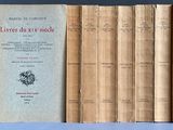 plusieurs livres sont empilés sur une table