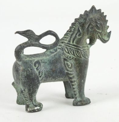 une statue en bronze représentant un cheval sur fond blanc