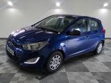 la photo d'une voiture bleue garée dans un garage