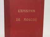 un livre rouge avec des lettres dorées posé sur une surface blanche
