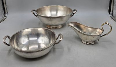 trois pièces d'argenterie, dont une saucière et une saucière à sauce