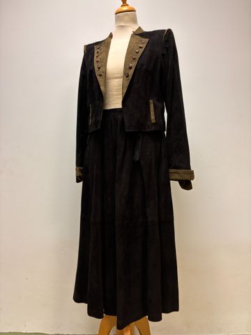 ANONYME – Ensemble veste/ jupe longue en cuir retourné. Bon état....