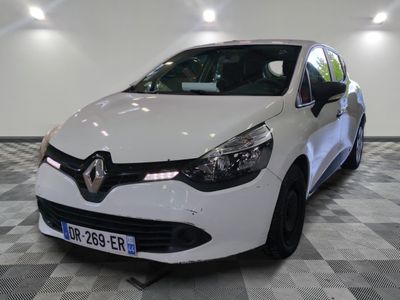 La voiture blanche est garée sur le sol à damier du showroom.