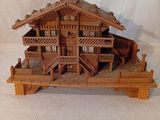 une photo d'une maquette en bois représentant une maison