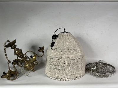 un panier contenant une lampe et d'autres objets, posé sur une étagère