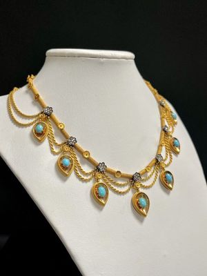 gros plan d'un collier sur un mannequin mannequin