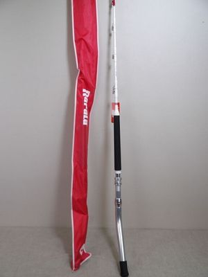 un parapluie rouge et une batte de baseball l'un à côté de l'autre