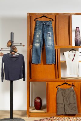 une présentation de vêtements sur une étagère en bois dans une pièce