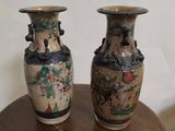 deux vases posés sur une table