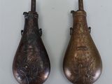 deux vases posés l'un à côté de l'autre sur une table