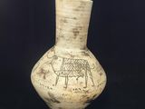 un vase blanc avec l'image d'une vache dessus