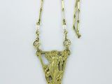 une image représentant un collier en or orné d'un oiseau