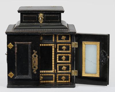 Barock-Kabinett Holz, ebonisiert und teilw. vergoldet. Le co…