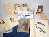un tas de vieux livres posés sur une table