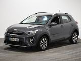 Le SUV gris est garé sur un sol en carrelage à damier.