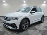 Un SUV Volkswagen blanc est garé dans une grande pièce.