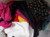 une pile de vêtements sur un lit