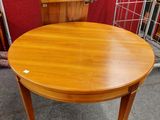 une photo d'une table en bois sur laquelle est posée une bibliothèque