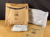 un sac brun et des sacs blancs sur une table en bois