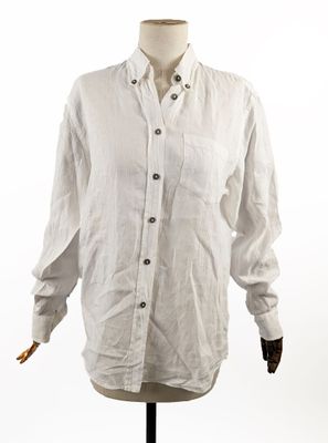 une photo d'une chemise blanche sur un présentoir pour mannequin