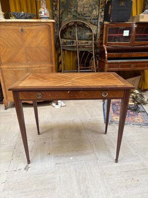 Table à écrire en bois marqueté ouvrant à un tiroir en ceinture reposa - Photo 1