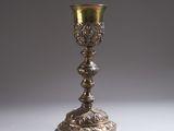 une coupe en argent posée sur une table