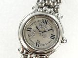 une image d'un gros plan d'une montre-bracelet sur une surface blanche