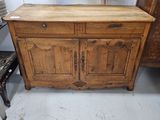 un meuble en bois avec deux portes et deux tiroirs