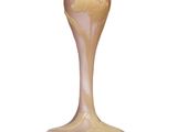 un vase en verre posé sur une surface blanche