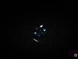 gros plan d'un diamant bleu sur une surface noire