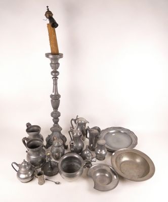 beaucoup d'objets en argent posés sur la table