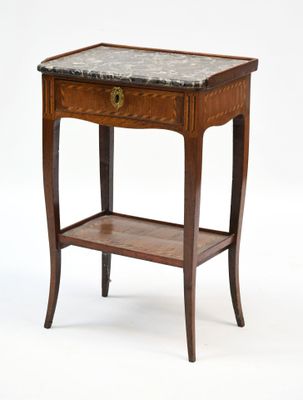 une photo d'une table d'appoint avec un plateau en marbre