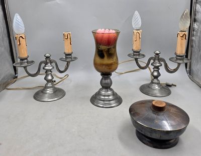 trois bougies posées sur une table, à côté d'un bol